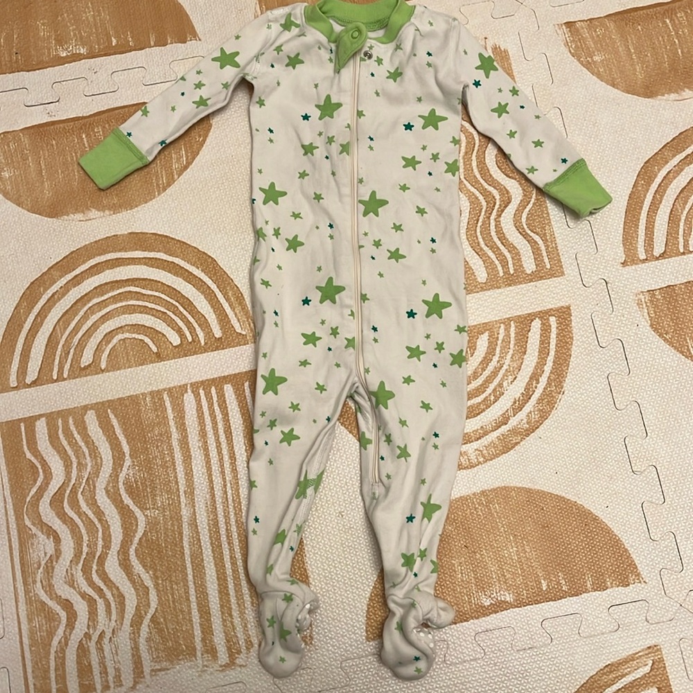 Hanna Andersson Footie Pajamas - Green Stars